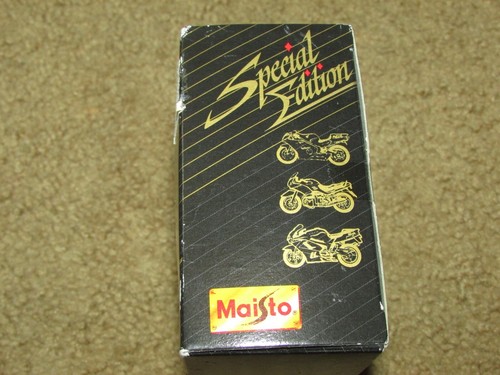 Maisto 1:18 scale Suzuki GSX 750 Blue/Gold Diecast Motorcycle Special Edition - Picture 4 of 4