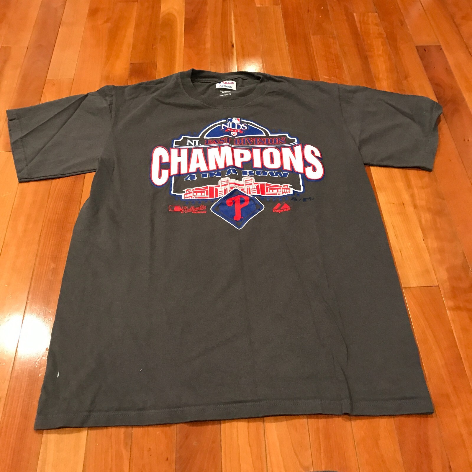2010 PHILADELPHIA PHILLIES NLDS T SHIRT MAJESTIC "4 DI FILA" NL EAST CHAMPS Med