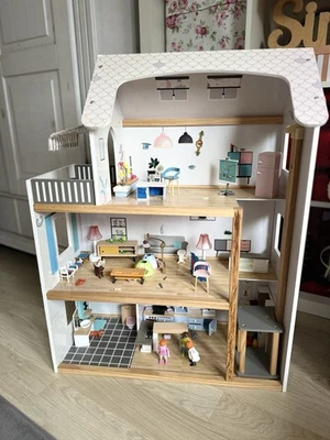 Puppenhaus mit  Möbeln und Zubehör - Bild 1 von 4