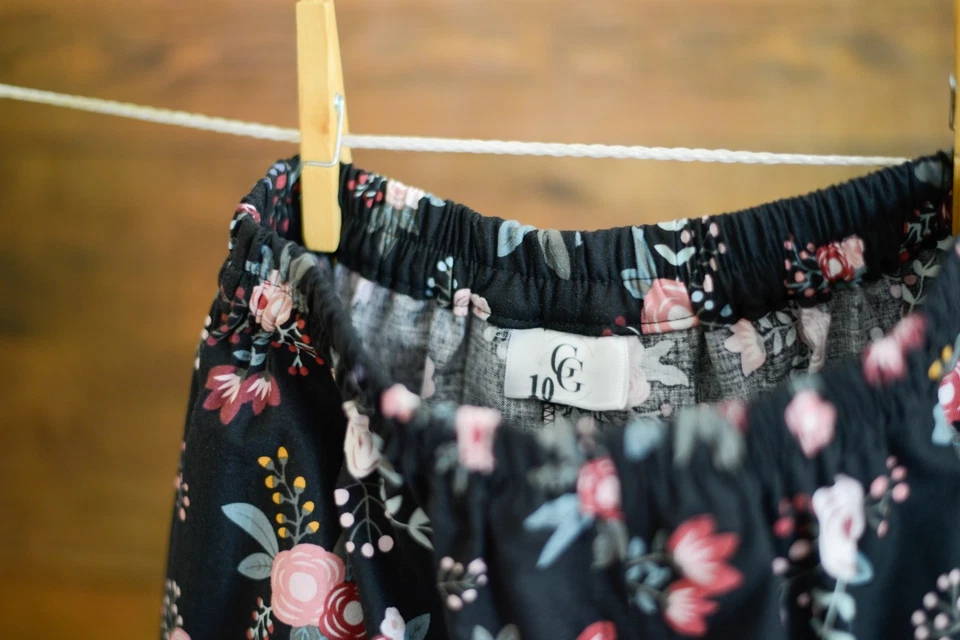 NUEVO CON ETIQUETAS Hecho a Mano Niña Modesto Rosa Floral En Caja Culottes/Falda Dividida ~ Talla 10 Foto 2 de 4