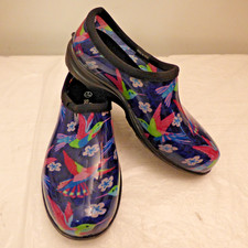 NEU OHNE KARTON SLOGGERS GARTENSCHUHE HERGESTELLT IN DEN USA KOLIBRI BLAU-PINK BEDRUCKT CLOGS 8