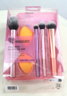 Real Techniques Everyday Essentials Brush Set with 2 Sponges Mutilated Box