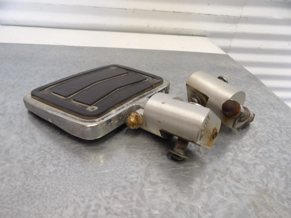 06-23 Kawasaki Vulcan Classic VN900 Jardín tablero de piso izquierdo con soporte derecho Foto 3 de 4