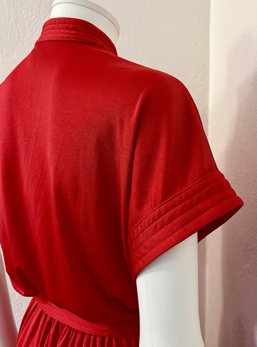 Vestido acampanado vintage Pierre Cardin rojo tejido satinado cuello mandarín ajuste cinturón talla 8 - Imagen 5 de 18