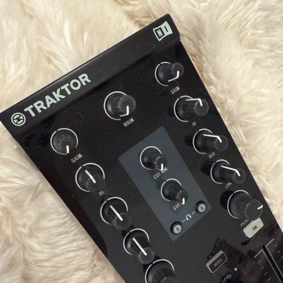 Native Instruments TRAKTOR KONTROL Z1 DJ Mixer Controller Audio Interface - Image 2 of 3