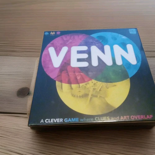 Nuovissimo gioco da tavolo VENN, un gioco intelligente dove indizi e arte si sovrappongono.