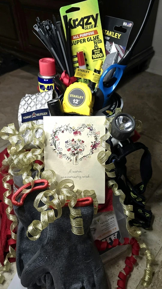 Divertida cesta de regalo kit de emergencia para hombre - DUCT, WD40, súper pegamento, herramientas Stanley+ Foto 3 de 4