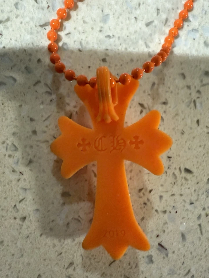 Collar de Goma Cruz Naranja 20 Aniversario Cromo Corazones Tokio Foto 3 de 4