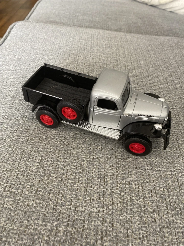 Mini camión modelo Dodge 1946 fundido a presión  Foto 3 de 4