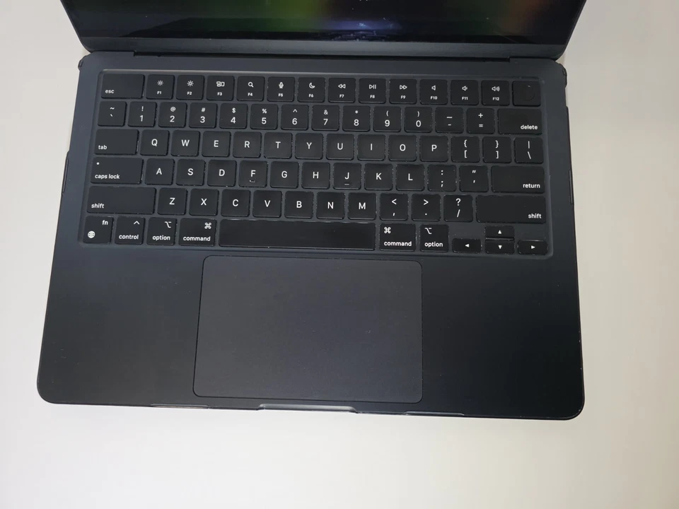 Apple MacBook Air 13.6" M2  16GB RAM 256GB SSD A2681 - Image 3 of 4