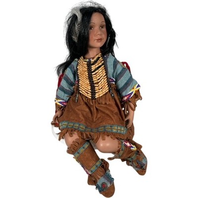 Indianer Indianer Porzellan Puppe 22'' traditionelles Outfit sitzend Display