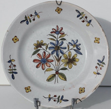 ASSIETTE DECORATIVE EN FAIENCE POPULAIRE - XIXème - MOTIF FLEURI - D. 21,5 cm