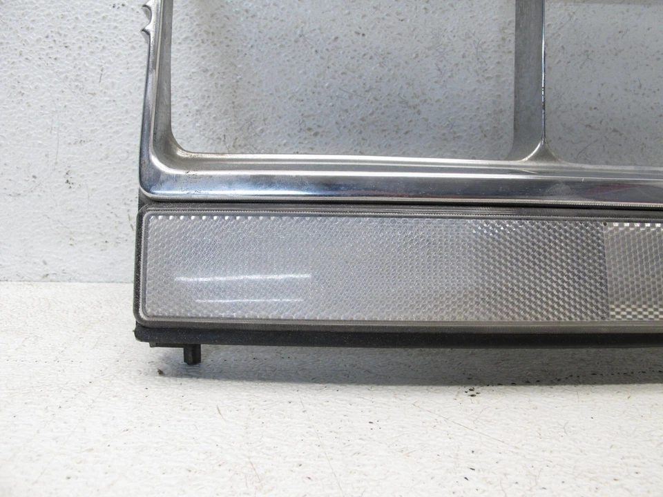 Volvo 262C 1981-1985 bisel de faros pasajero derecho lámpara cubierta de luz #94 Foto 3 de 4