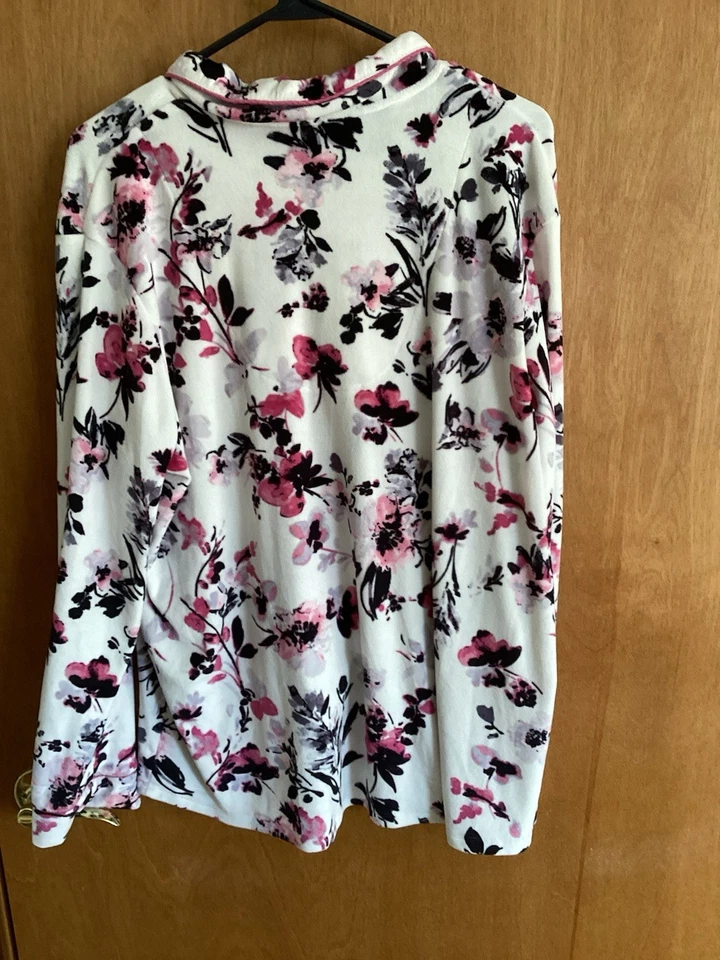 Secret Treasures Womens’s 2 Pc Button Front Floral Print on Ivory Pajama XL - Image 3 of 4