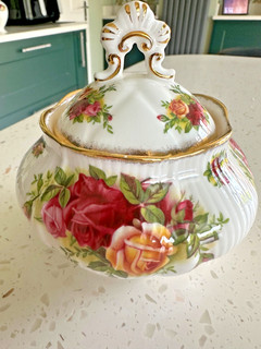 ROYAL ALBERT OLD COUNTRY ROSE PATTERN LIDDED POT
