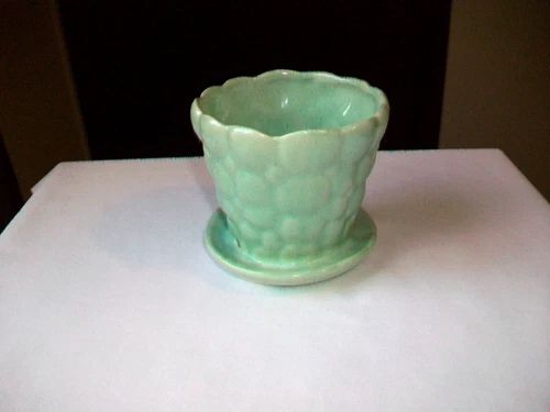VINTAGE BRUSH MCCOY PEBBLE PLANTER WITH ATTACHED SAUCER 3 1/2" GREEN #303