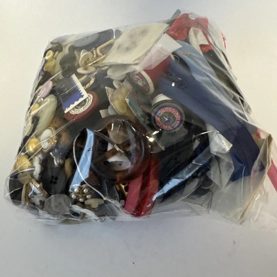 Ca. 1,3kg An Knöpfen, Nadeln, Fäden, Nähzubehör, Schnallen, Verschlüsse Konvolut - Bild 3 von 4