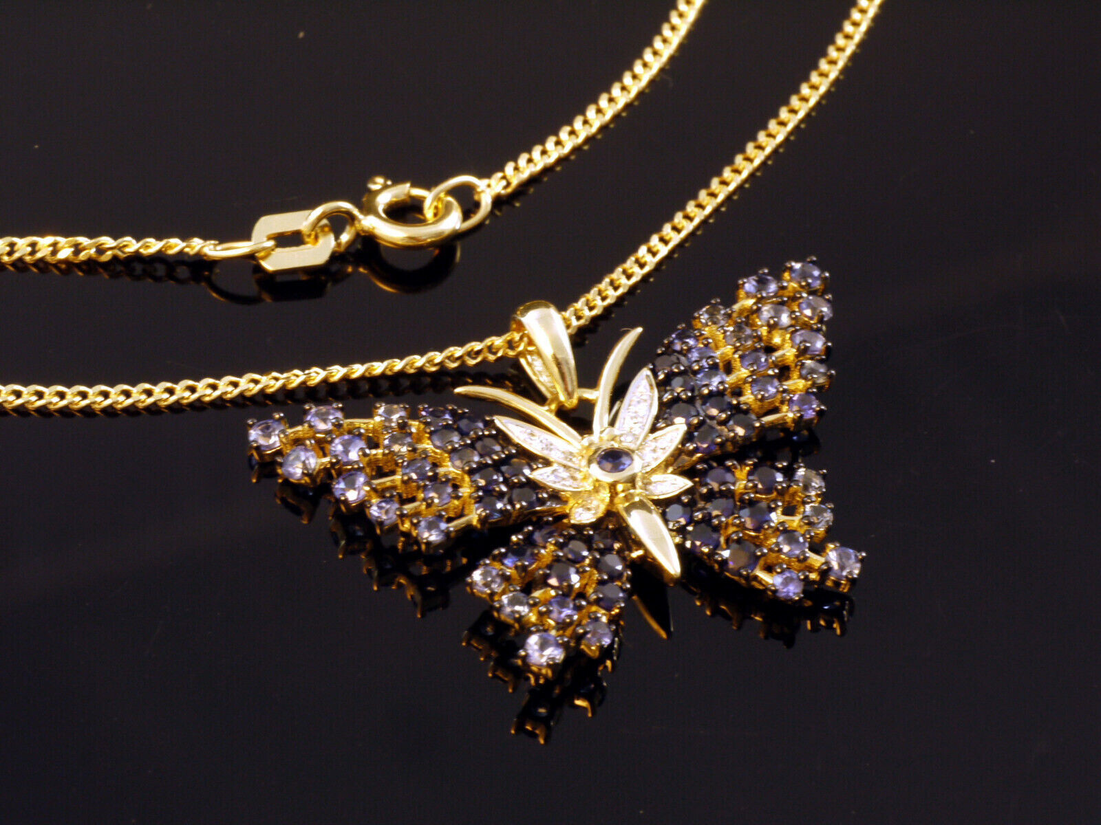 Elegantes Goldkette Mit Schmetterling Bild