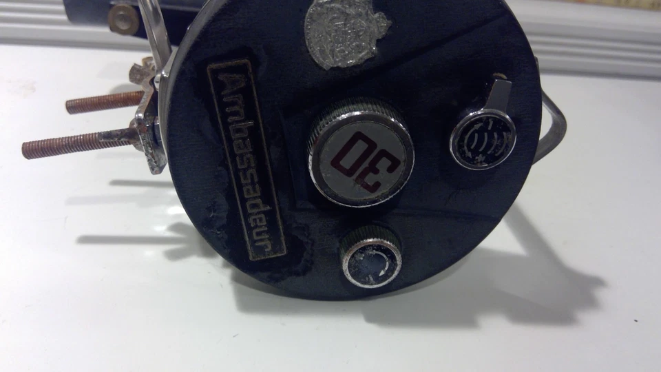 Carrete de pesca de agua salada Abu Ambassadeur 30 en caja original FUNCIONA MUY BIEN Foto 3 de 4