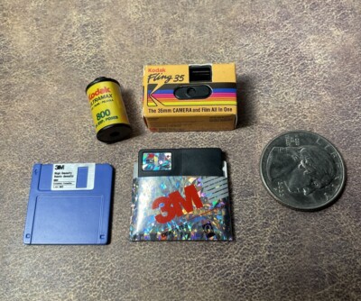 MINI BRANDS 4 RETRO  ITEMS CAMARA FILM DISKS