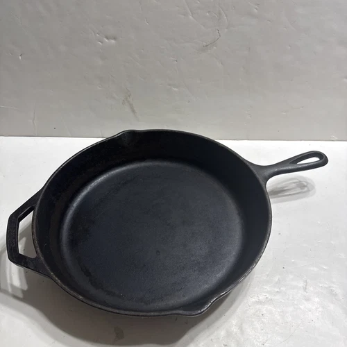 Vintage LODGE 12 Inch Cast Iron Skillet Fry Pan 10SK Pour Spouts USA