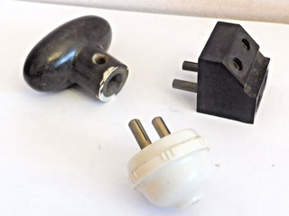 FOUND 3 VINTAGE BAKELITE ITEMS 2 PIN PLUGS AND OVAL DOOR KNOB