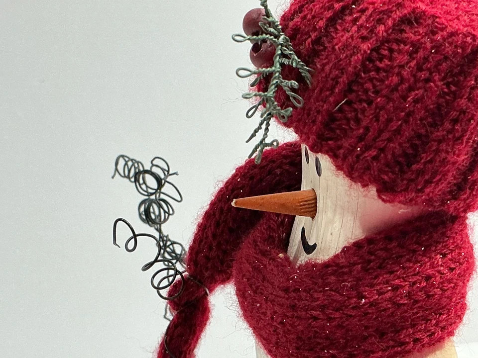 Деревянный снеговик с шарфом высотой 8-1/2 дюйма с металлическим вырезом снеговика зимний декор - Изображение 4 из 4