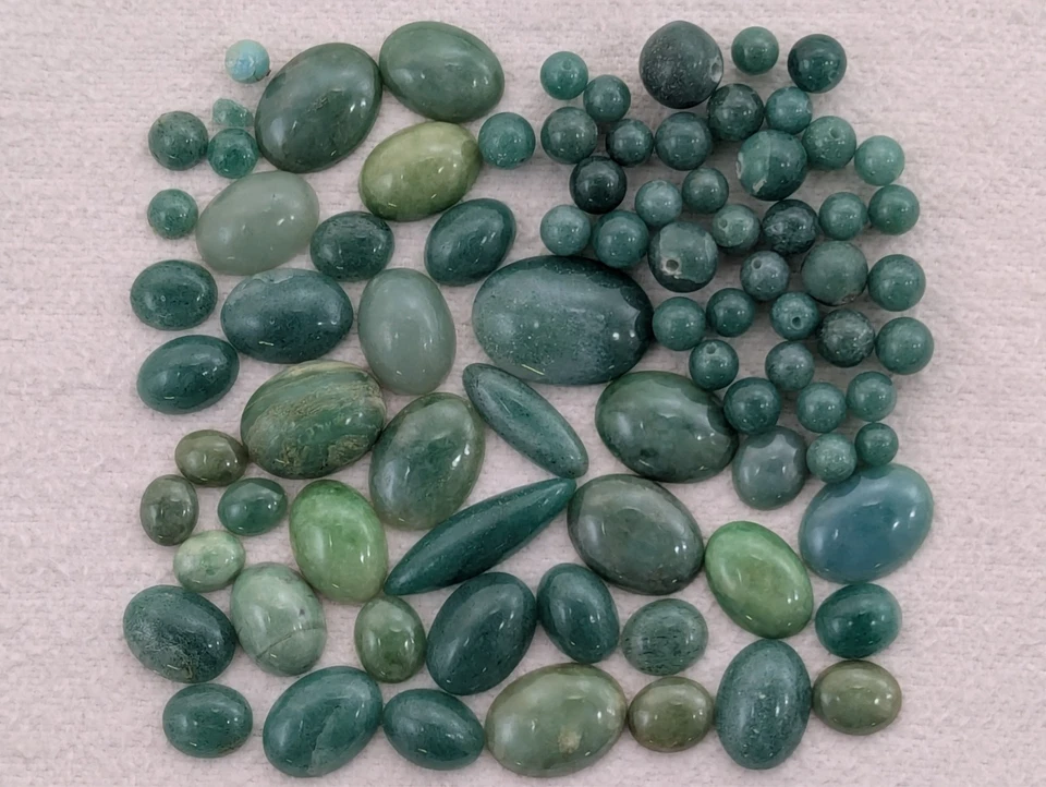 81 Green Aventurine Polished Gemstones Cabochons & Beads 440 carat (88.0g) Lot - Image 2 of 4