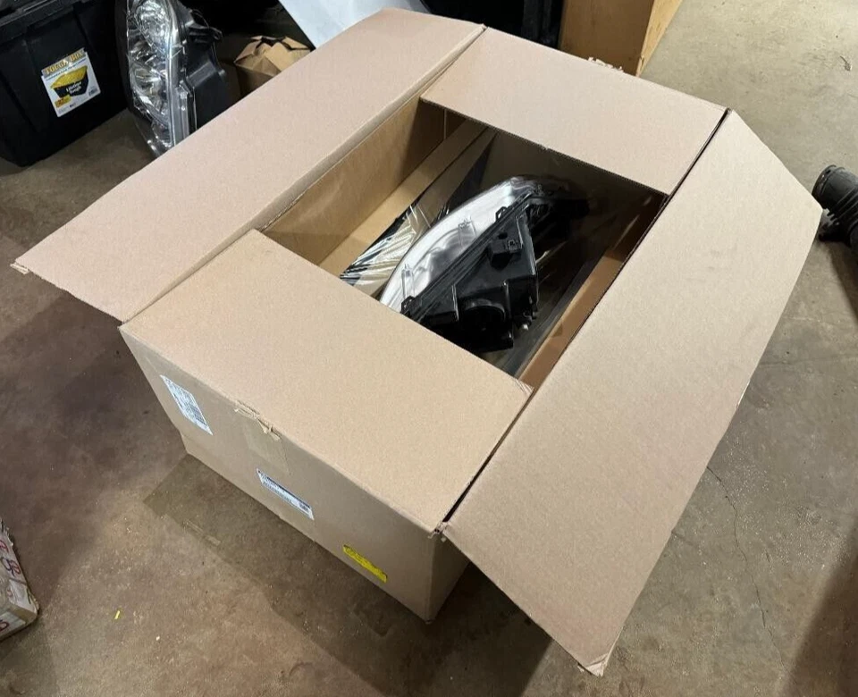 2009-2012 LINCOLN MKS FRONT LEFT OEM XENON HID HEADLIGHT P/N AA5Z-13008-J OEM - Image 4 of 4