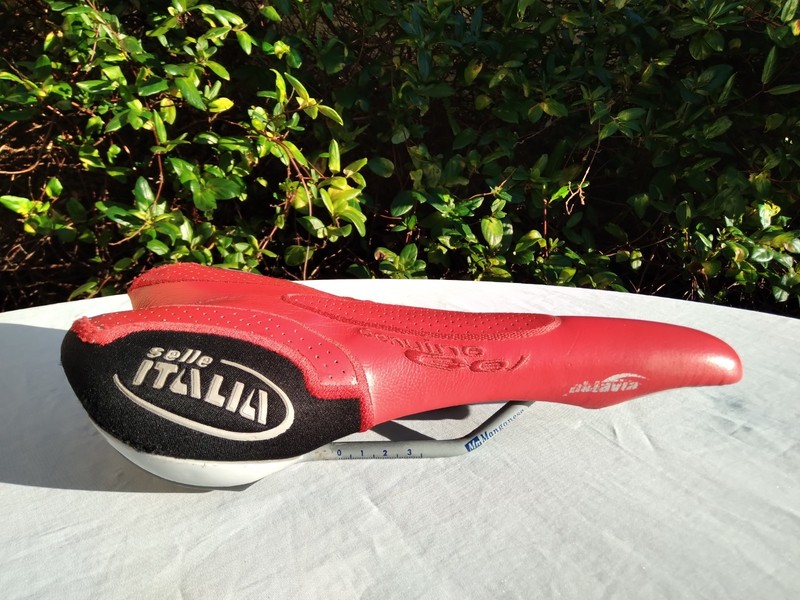 Selle Italia Oktavia Saddle. Vintage Red + Black Genuine Gel Road Bike Saddle