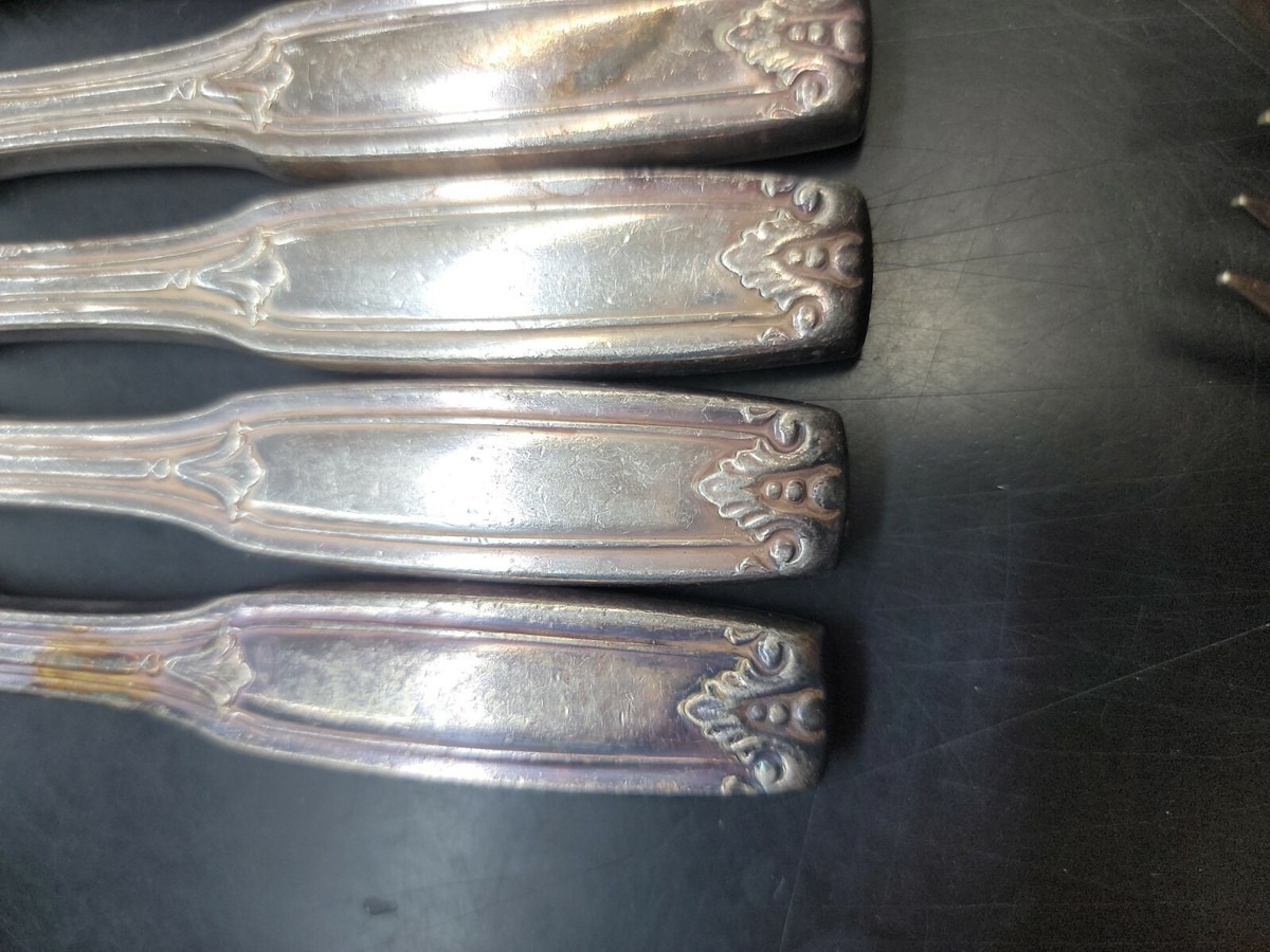 W.M. A ROGERS LIMITED ONEIDA LTD SILVERPLATE 39-PC SET . See.below