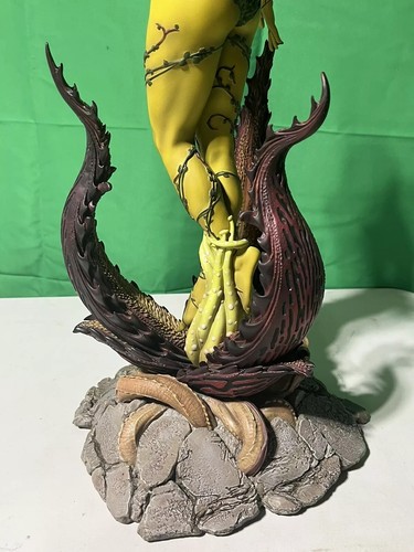 Poison Ivy Premium Format 1/4 Resin Figure Sideshow Collectibles LIMITED Edition - Picture 21 of 24