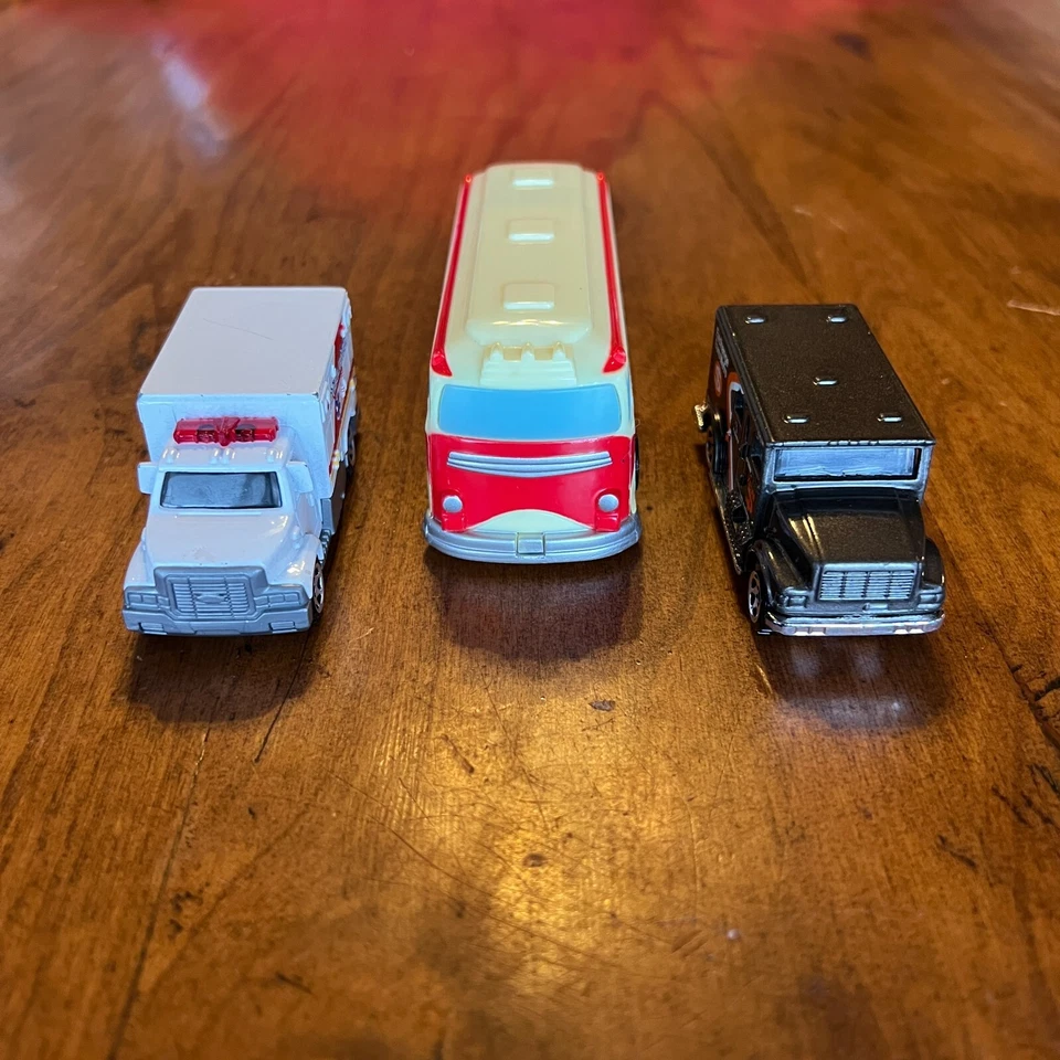 Lot of 3 Toy Cars 2005 Oldemark Six Flags Bus MB 1999 Armored Car 2005 Ambulance - Image 2 of 4