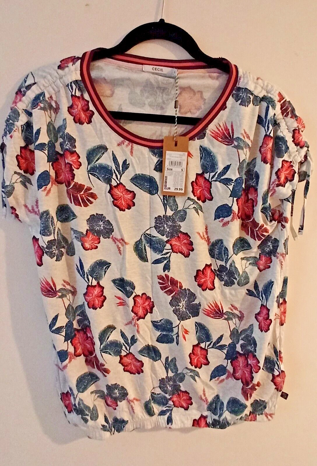 T- shirt Multi Coloured Floral .New with tags. Viskose