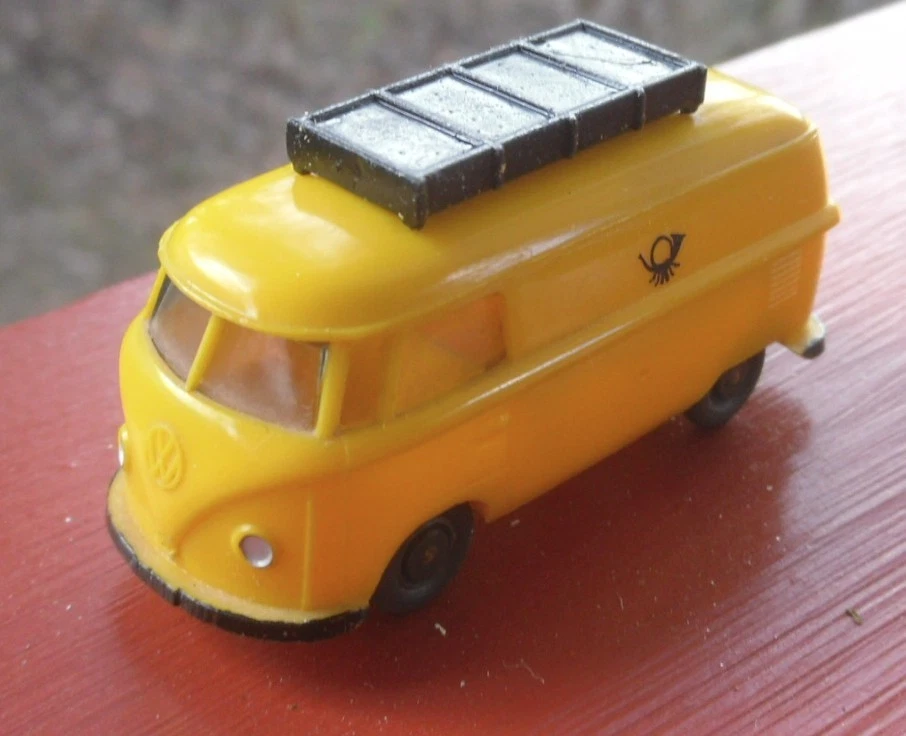Volkswagen Kombi en dos versiones de Matchbox y Wiking | Archivo de autos