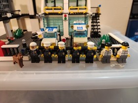 LEGO Set 7744 City Police Headquarters