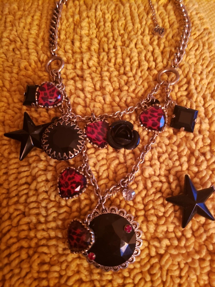 Collar Betsey Johnson Vintage Estampado Leopardo Rojo Lucite Corazón Rosa Negra Estrella Foto 3 de 4