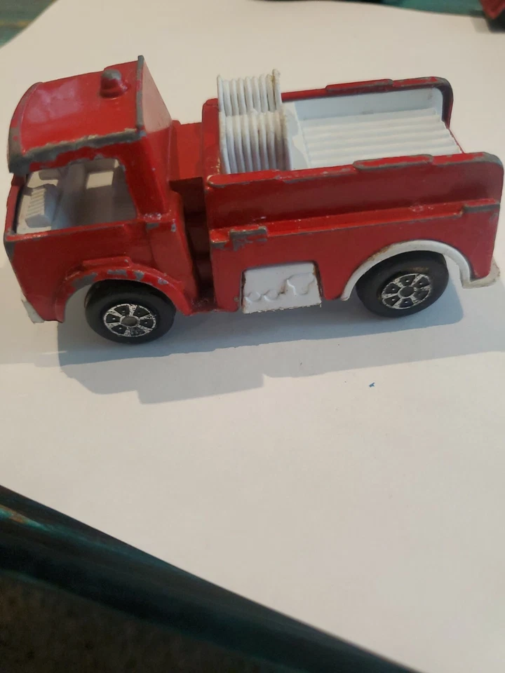 Camión de bomberos de juguete Tootsie vintage, 4" de metal rojo y plástico alrededor de 1970 107 Foto 3 de 4