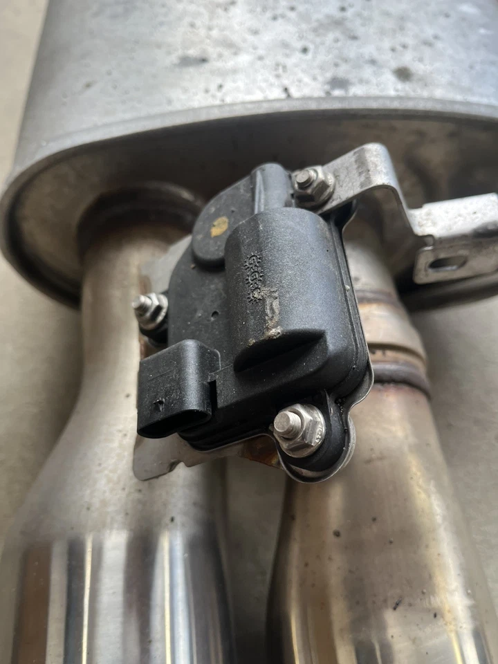 SILENCIADOR ESCAPE TRASERO IZQUIERDO Y DERECHO FORD MUSTANG GT 2024-2026 OEM CON ACTUADORES Foto 3 de 4