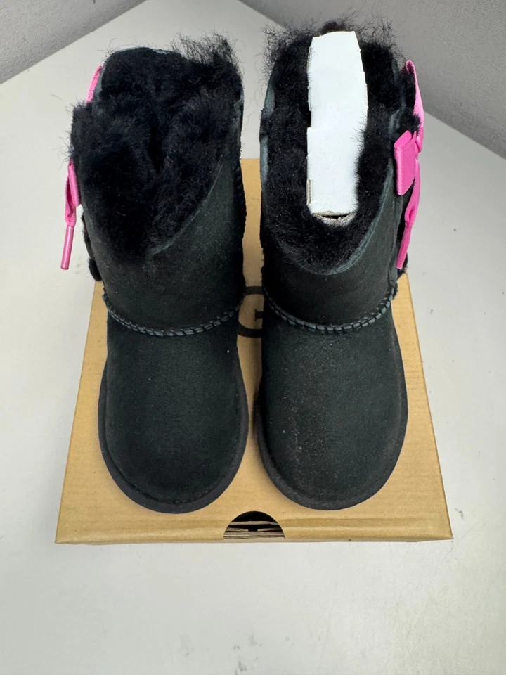 UGG Niño Pequeño Clásico Pala Botín Negro Rosa Arco Nuevo Foto 4 de 4
