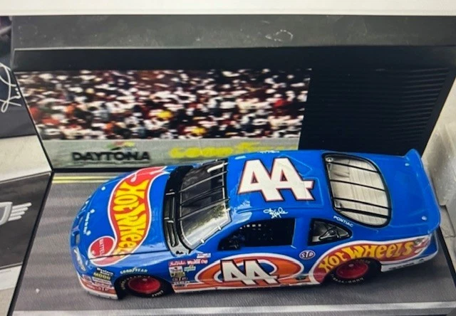 1/24 Hot Wheels-Autographed Kyle Petty Legends to Life with Pitcrew audio/action - Image 3 of 4