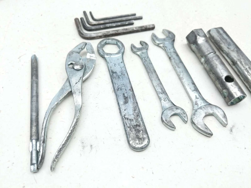 01 Kit de herramientas Suzuki GZ 250 Foto 4 de 4