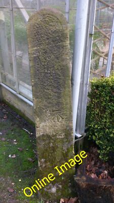 Foto 12x8 Benchmark auf geschnitztem Torpfosten Harlow Carr aus dem 19. Jh., jedoch nach einem c2014