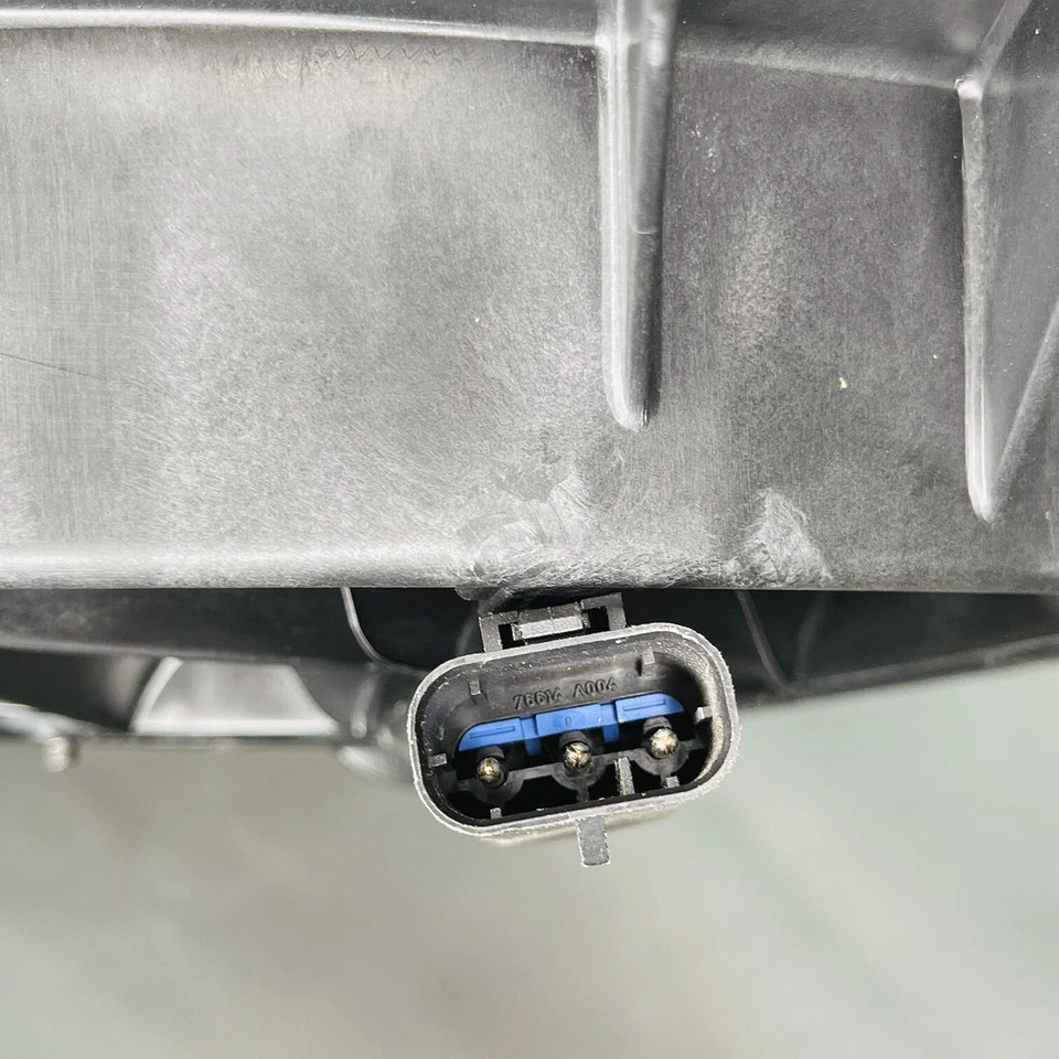 Conjunto de ventilador de refrigeración de motor original original para 05 06 07 Chrysler 300 3,5 L 5278537AA Foto 3 de 4