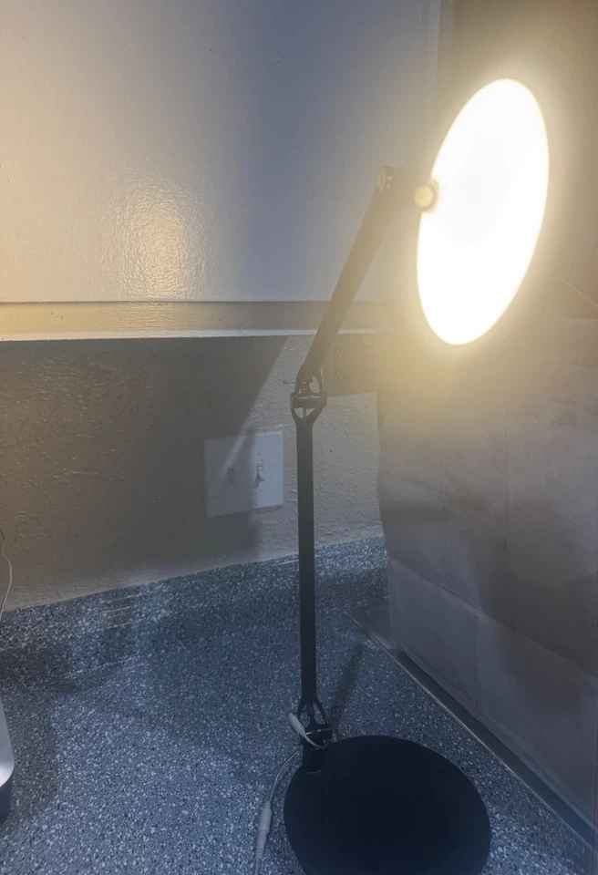 Humanscale ELEMENT Disc Lamp LED Light Disc Technology Base Excellent Condition - Image 2 of 4