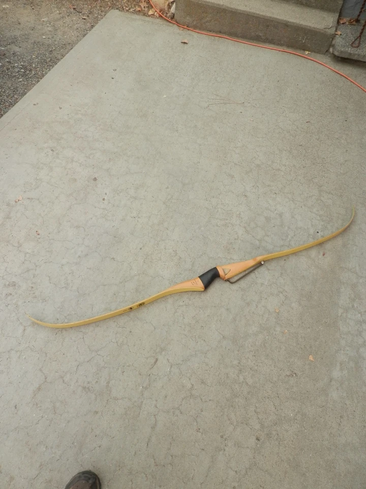 BEAR CUB RECURVE BOW 60" 23# 25AK26 RIGHT HAND IN NICE USED CONDITION - Image 2 of 4