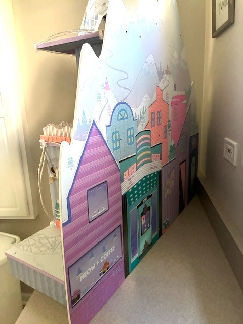 LOL Surprise Winter Disco Chalet Wooden Doll House With Furniture / Accessories