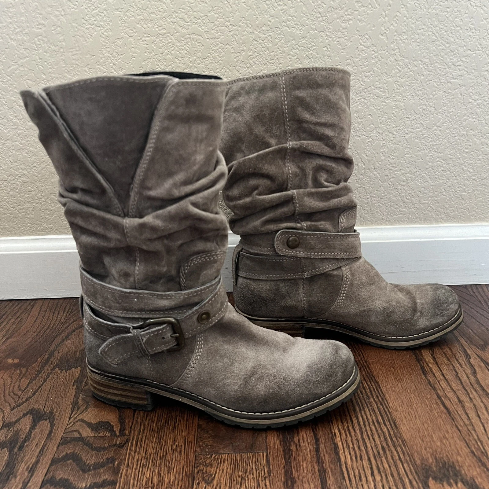 Stivali Clarks Maiorca Villa in pelle scamosciata 63165 slouch grigi da donna taglia 6 5