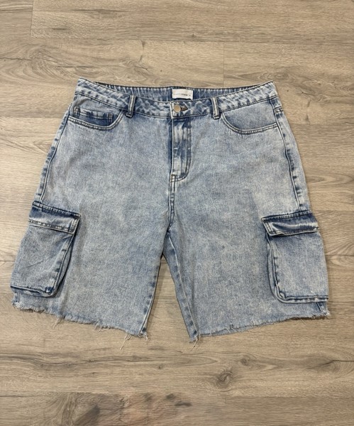 STNDRD Womans Size 14 Light / Medium Denim Frayed Hem Cargo Shorts 7 Pockets.