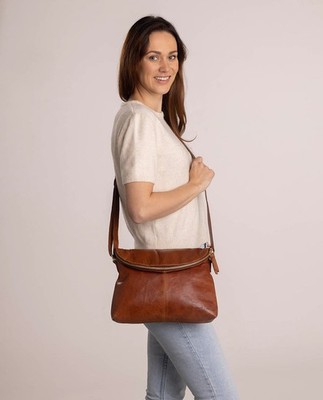 Gusti leder Gardenia Leather Shoulder bag with adjustable strap - Honey Brown